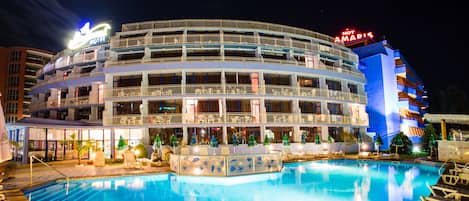 Piscina externa, espreguiçadeiras