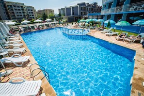 Outdoor pool, sun loungers - Hotel Bohemi (Sunny Beach)