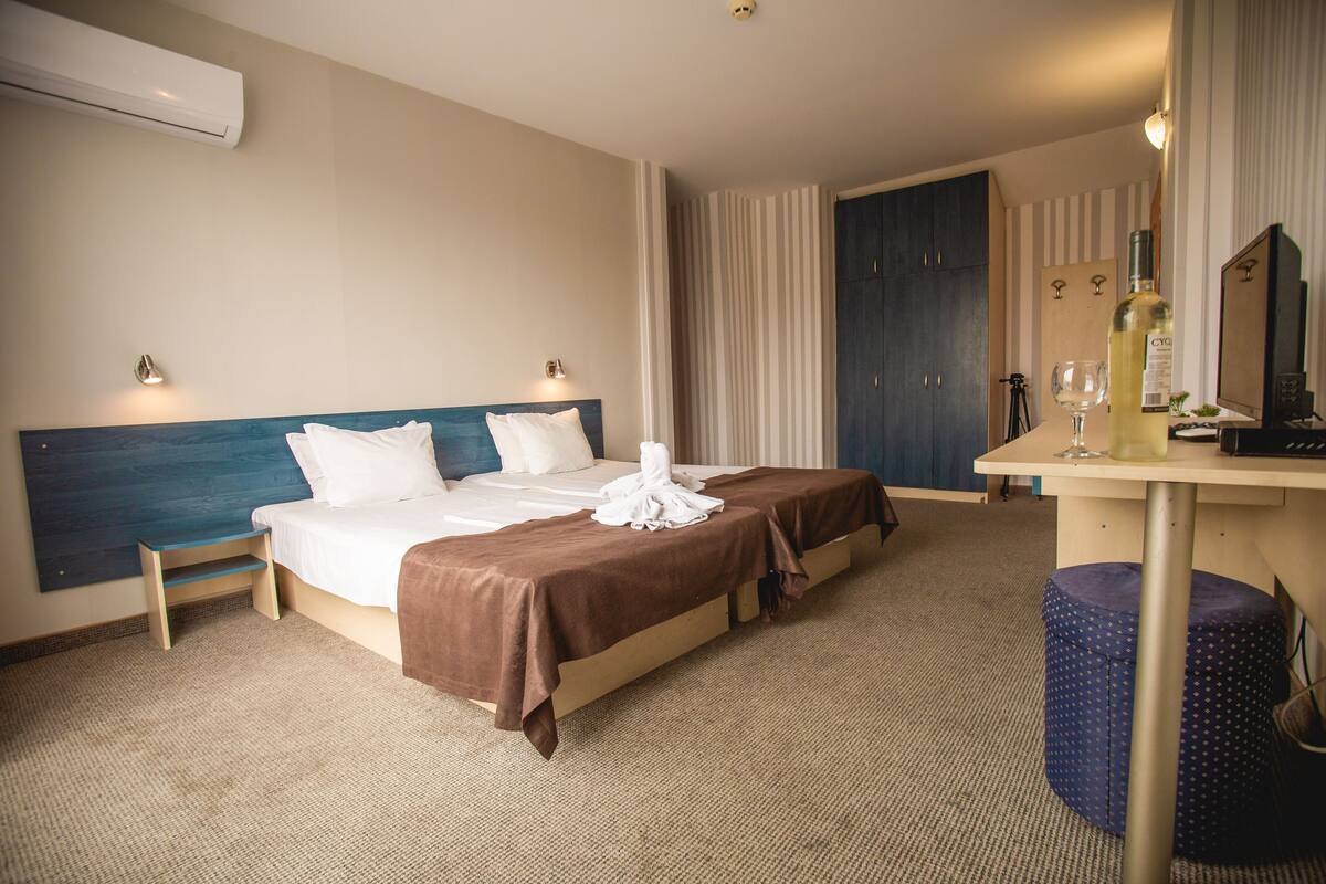 Escritorio, wifi gratis y ropa de cama 