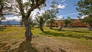 Un edificio de madera rodeado de árboles y césped.