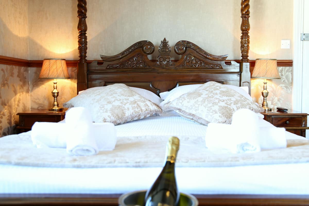 Executive kamer, 1 kingsize bed, uitzicht op bergen | Individueel gemeubileerd, een bureau, geluiddichte muren