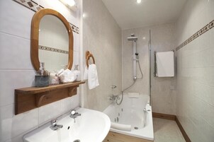 Habitación ejecutiva, 1 cama de matrimonio grande, vistas al parque | Baño | Artículos de higiene personal gratuitos, secador de pelo y toallas