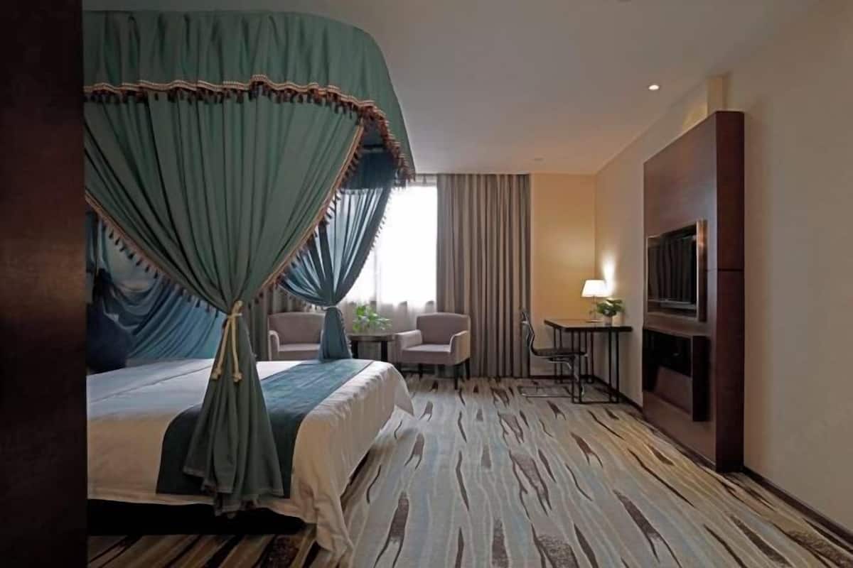 Desk, blackout drapes, rollaway beds, free WiFi