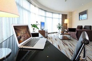 Desk, blackout drapes, rollaway beds, free WiFi - RuShi Hotel (Xiamen Convention and Exhibition Center Gaoqi Airport Branch) (Xiamen)