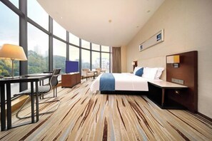 Skrivebord, blendingsgardiner og ekstrasenger (mot et tillegg)