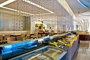 2 間餐廳，供應早餐、午餐和晚餐，中式料理