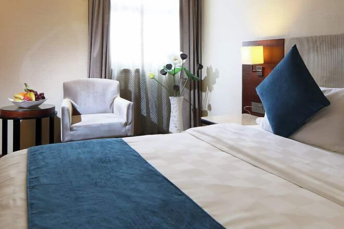 Desk, blackout drapes, rollaway beds, free WiFi