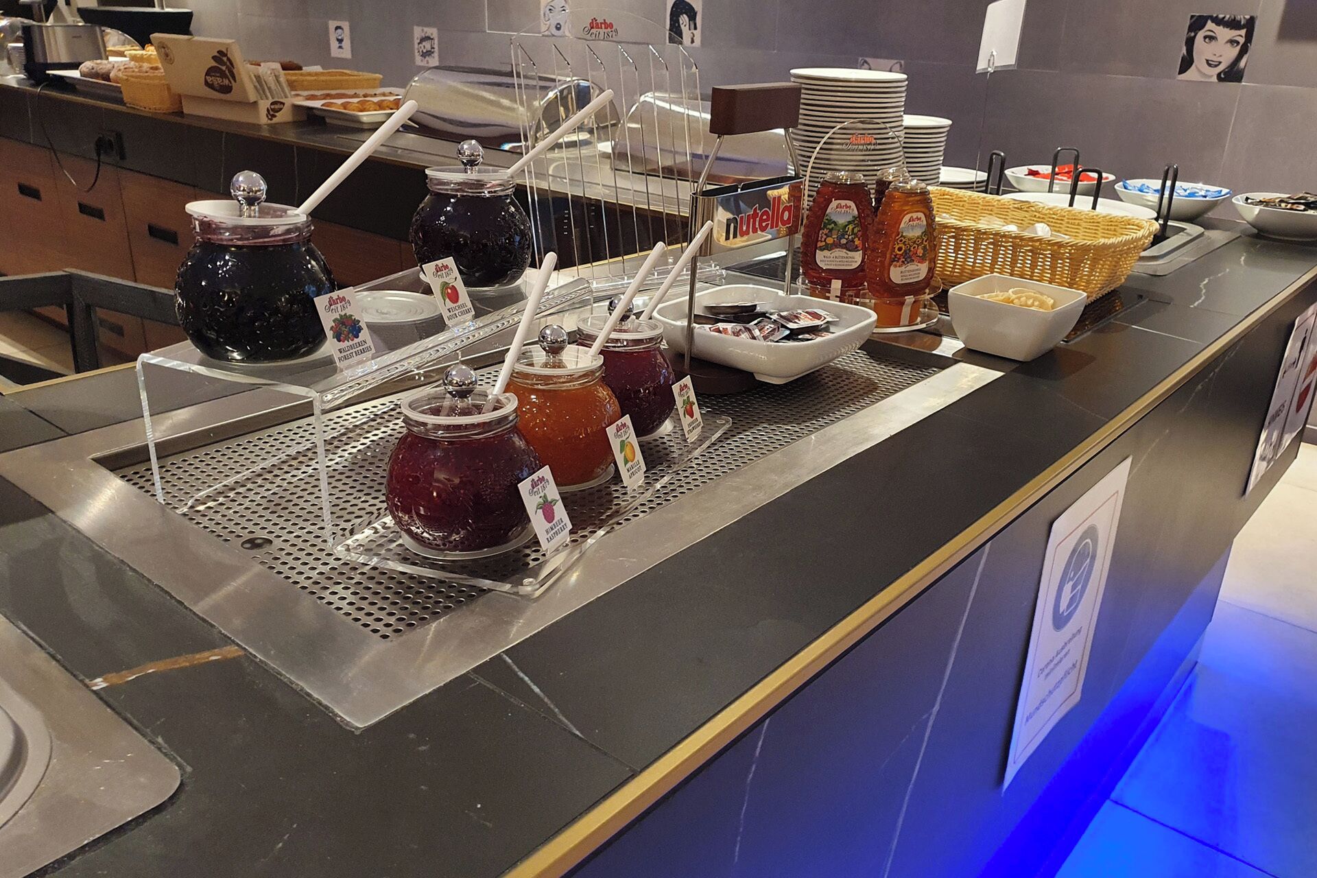 อาหารเช้าแบบบุฟเฟ่ต์ทุกวัน (EUR 19 ต่อคน)