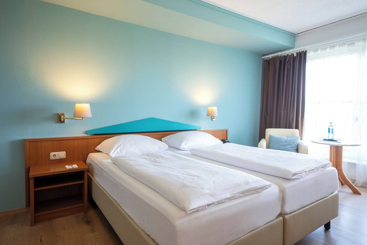 Seprai antialergi, brankas, meja kerja, dan ruang kerja ramah laptop