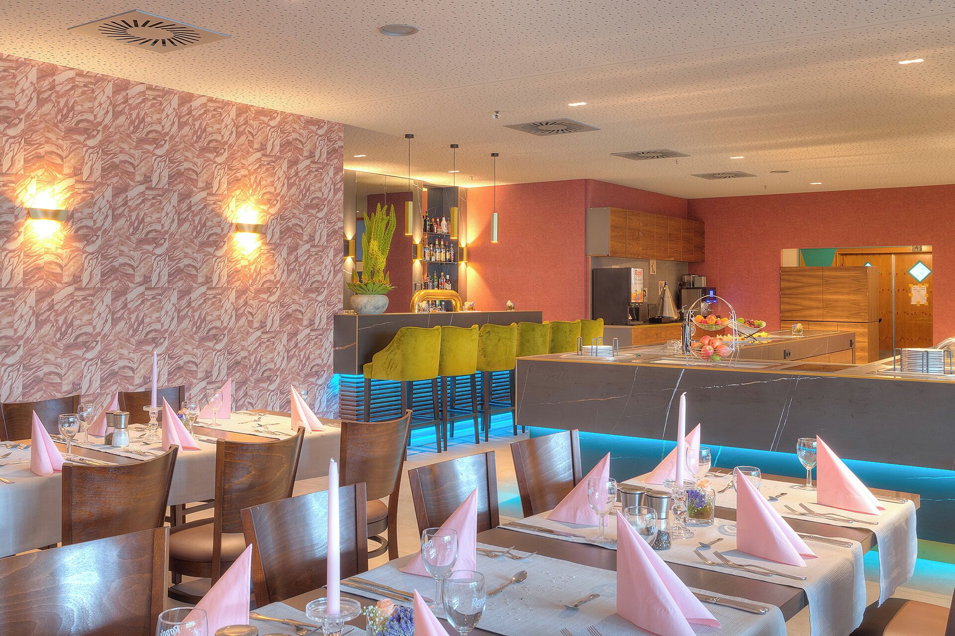 Un restaurante con paredes de mármol, una zona de bar y un bufé.