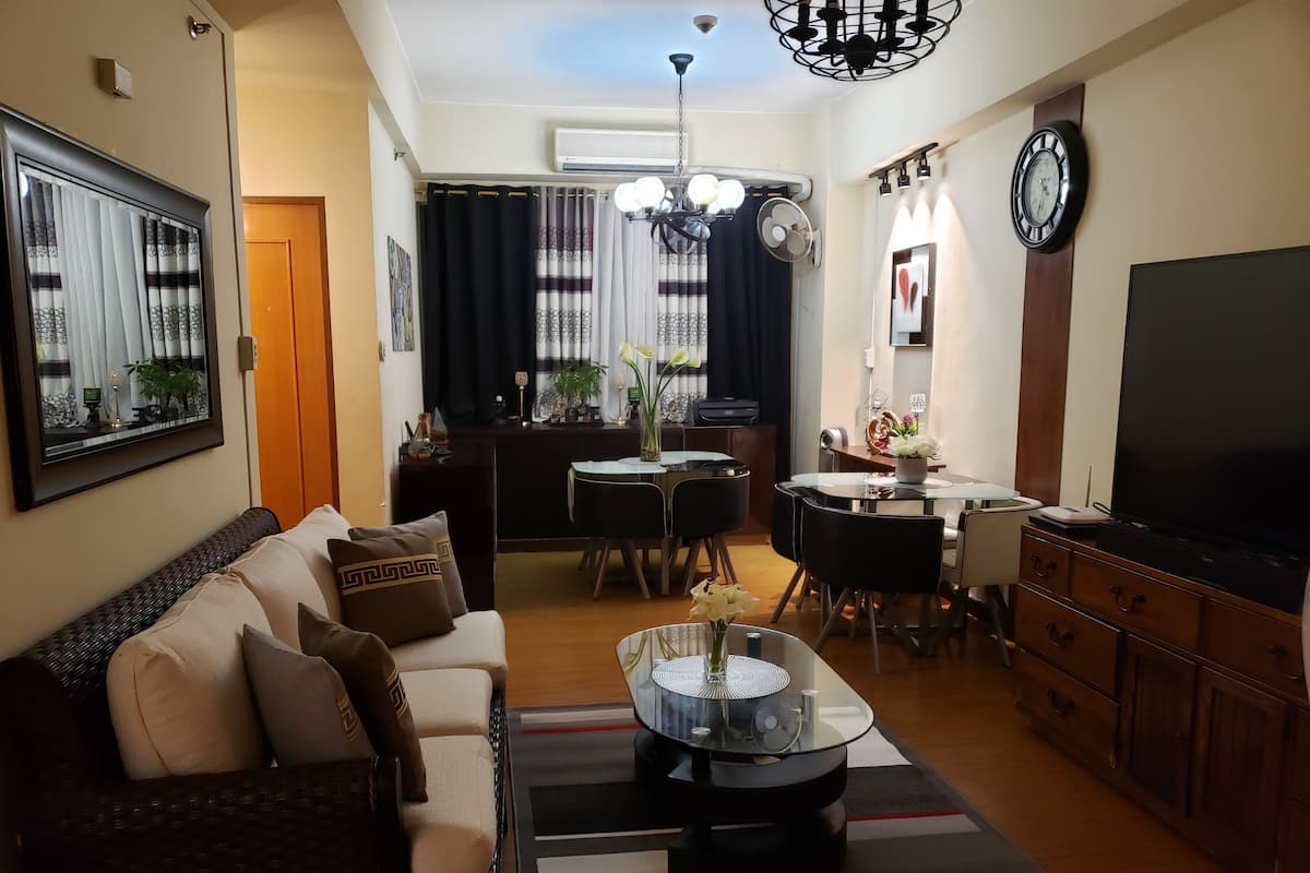 Condo familiar, 3 habitaciones, cocina, vista al río | Área de sala de estar | Televisión de pantalla plana, Netflix y reproductor de DVD