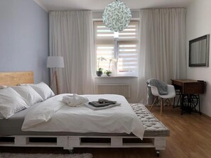 Minibar, laptop workspace, blackout drapes, soundproofing - Pension Skylark (Pardubice)