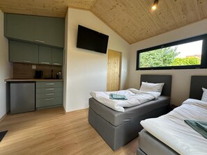 Minibar, espacio para trabajar con laptop y cortinas blackout 
