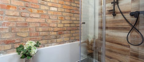 Standard Double Room, Ensuite, Garden View | Bathroom | Shower, free toiletries, hair dryer, towels