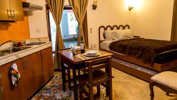 Monolocale, frigorifero e microonde, vista piscina | Biancheria da letto di alta qualità, con stile personalizzato