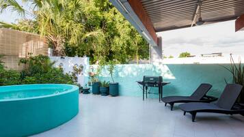 Piscina all'aperto, lettini