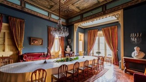 A formal dining room with a long table, ornate ceiling, and classic decor. - Hotel Casa Real Viña Santa Rita (Buin)
