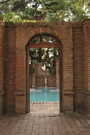 Een seizoensgebonden buitenzwembad