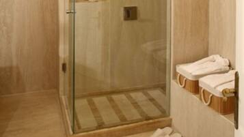 Suite, 1 tweepersoonsbed | Badkamer | Een douche, gratis toiletartikelen, een haardroger, badjassen
