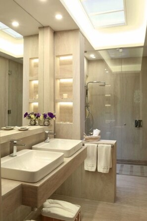 Suite, 1 Double Bed | Bathroom | Shower, free toiletries, hair dryer, bathrobes - Hotel Casa Real Viña Santa Rita (Buin)
