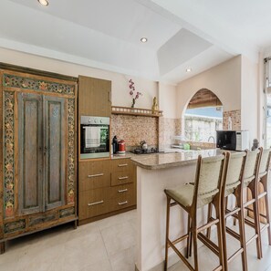 Private kitchen - Aisha Family Villas-5Bedroom Private Pool (Seminyak)