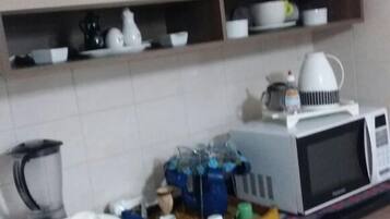 Geladeira, micro-ondas, talheres/pratos/utensílios de cozinha
