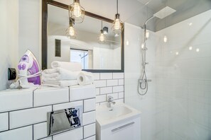 Studio (Lipowa 20) | Bathroom | Shower, free toiletries, hair dryer, towels - Rint - Centrum Lipowa (Bialystok)
