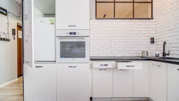 Estudi (Lipowa 20) | Cuina bàsica privada | Frigorífic, placa de cuina i bullidora elèctrica