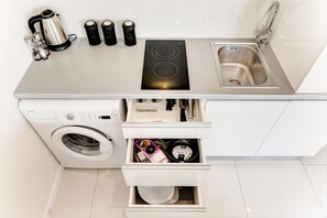 City Studio, City View | Private kitchen | Fridge, stovetop, electric kettle, cookware/dishes/utensils - Rint - Centrum Lipowa (Bialystok)