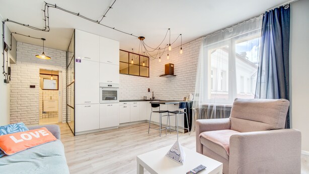 Un apartamento moderno con cocina, comedor y sala de estar.