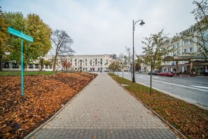 A paved walkway with a street lamp, a hotel building, and a sign indicating 'Sw. Kordantynna Miehytsia'.