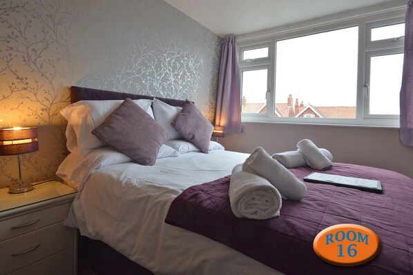 Basic Double Room, Ensuite (2nd floor rm 16 (no lift)) - The Ransdale Hotel (Bridlington)