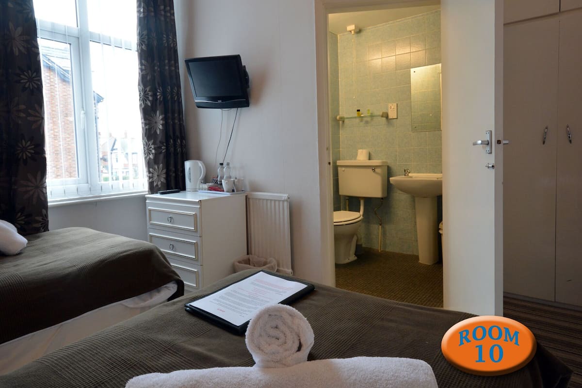 Basic Twin Room, Ensuite (1st floor rm 10 (no lift))
