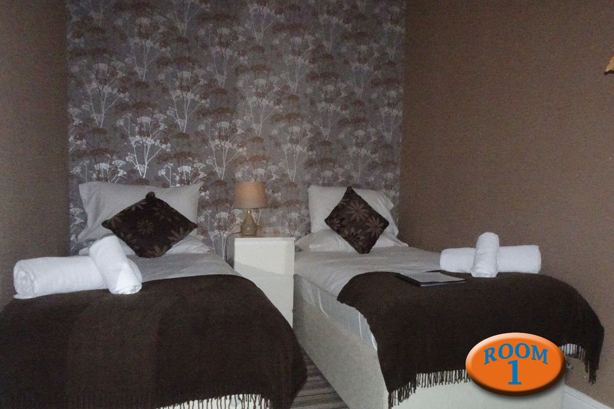 Basic Twin Room, Ensuite (ground floor room 1)