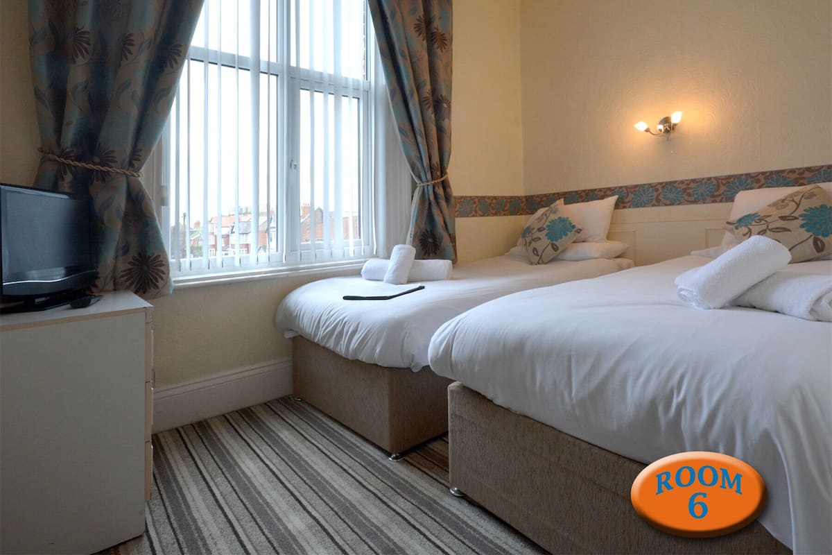 Basic Twin Room, Ensuite (1st floor rm 6 (no Lift) )