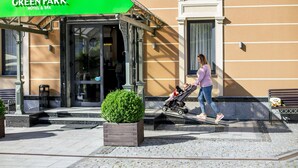 A hotel entrance with a green awning labeled "GREEN PARK HOTEL & SPA". - Green Park Hotel (Truskavets)