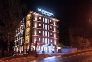 A multi-story hotel with a prominent sign reading "GREEN PARK HOTEL & SPA". - Green Park Hotel (Truskavets)