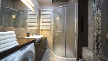 Apartment | Bathroom | Shower, free toiletries, hair dryer, towels