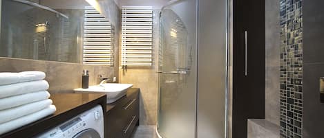 Appartement | Salle de bain | Douche, articles de toilette (gratuits), séchoir à cheveux