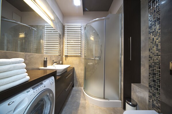 Apartment | Bathroom | Shower, free toiletries, hair dryer, towels