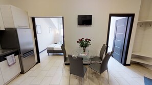 Superior-Apartment | Essbereich im Zimmer