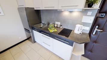 Apartament | Cuina bàsica privada | Frigorífic, microones, placa de cuina i bullidora elèctrica