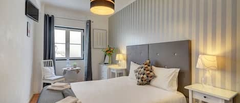 Double Room, Shared Bathroom | 1 bilik tidur, langsir/tirai gelap terus, kalis bunyi, Wi-fi percuma