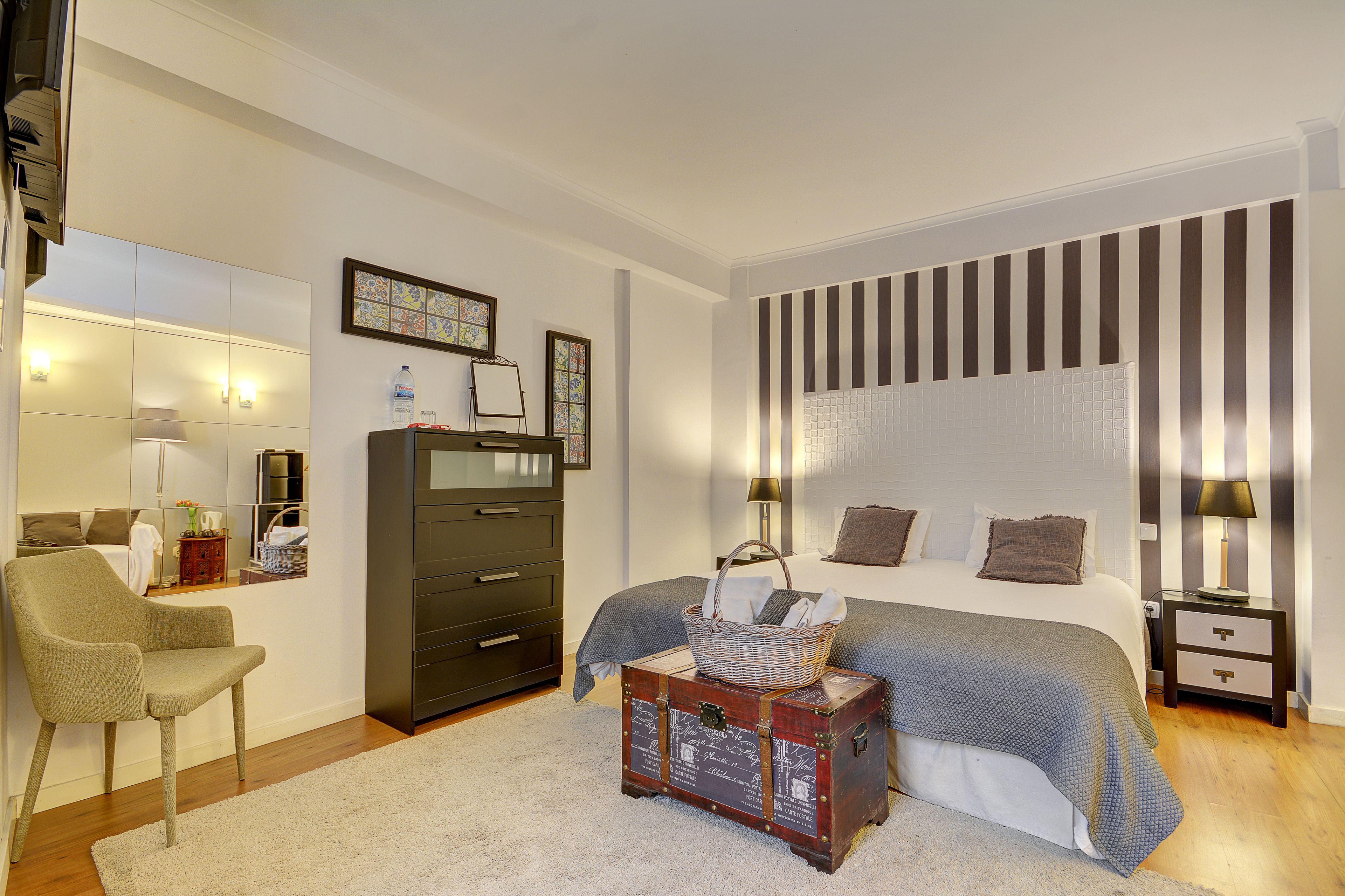 遮光窗帘、隔音、免费 WiFi、床单