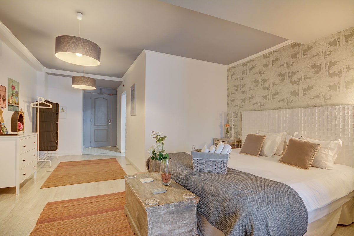 Suite | Verduisterende gordijnen, geluiddichte muren, gratis wifi, beddengoed