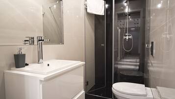 Căn hộ | Phòng tắm | Buồng tắm vòi sen, đồ dùng nhà tắm miễn phí, máy sấy tóc, khăn tắm