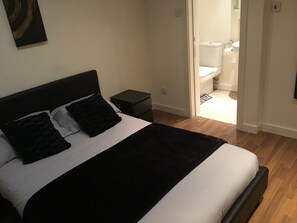 Appartamento, 2 camere da letto | Una scrivania, ferro/asse da stiro, Wi-Fi gratuito