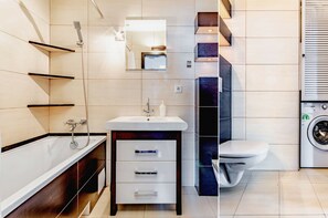 Apartment | Deep soaking bathtub