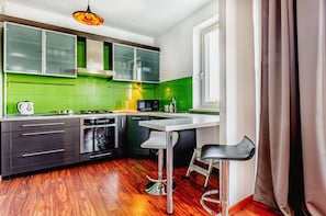 Apartamento | Cozinha americana privada | Geladeira, micro-ondas, cooktop, chaleira elétrica