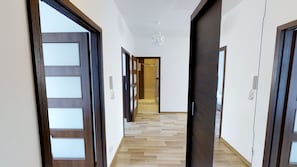 Appartement, 2 chambres | Aire de séjour | Téléviseur à écran plat